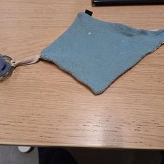 Knuffel met speentjes eraan blauw, segons ha informat IKEA Duiven mitjançant iLost