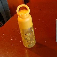 Drinkfles geel, tijgers, amint azt Apenheul az iLost segítségével jelentette.