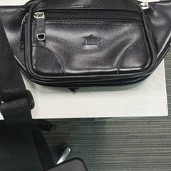 Táska جلد أسود, amint azt محطة الرياض (الرياض) az iLost segítségével jelentette.