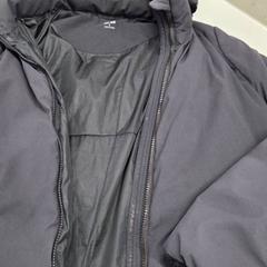 Bunda korte zwarte jas, merk UNI QLO, jak nahlášeno Stad Hasselt pomocí iLost