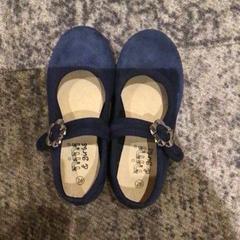 أحذية الأطفال Donkerblauw gevonden op 04-01، كما تم الإبلاغ عنه بواسطة Van der Valk Rotterdam Blijdorp عبر iLost