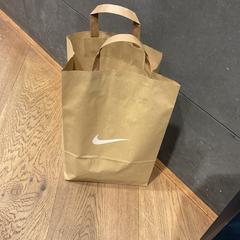 Bolsa Nike, ha sido reportado por Designer Outlet Roosendaal con iLost
