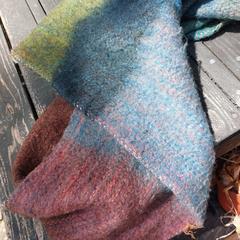 Gekleurde sjaal, jak zgłoszono do iLost