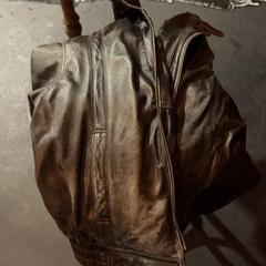 Jas Zwarte jas, 16 feb gevonden, zoals gemeld door Café Leentje met iLost