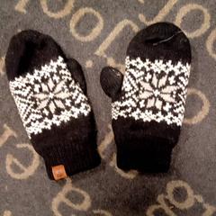 Clothing, Gloves & Mittens handschoenen, as reported by Van der Valk Hotel Sneek using iLost
