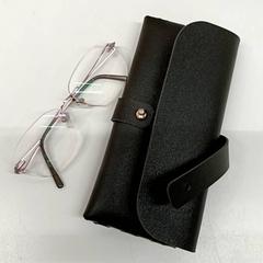 Szemüveg met licht metalic roze met zwarte etui, amint azt IKEA Groningen az iLost segítségével jelentette.