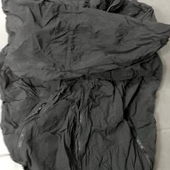 Roupa - jas - zwart, segundo informou Regio Antwerpen - Brussel usando iLost