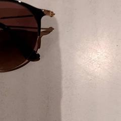 Eguzkitako betaurrekoak, gisa salatu by De Efteling iLost erabiliz