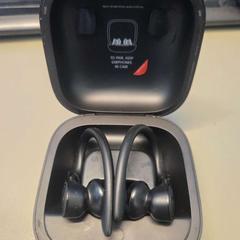 ヘッドホン がiLostで Vrije Universiteit Brussel (VUB) によって報告されました