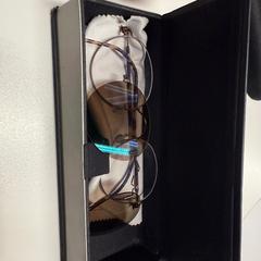 Portaocchiali con occhiali, come riportato da TheaterHangaar utilizzando iLost