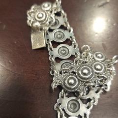 Bracelet, a été signalé par Internationaal Theater Amsterdam utilisant iLost