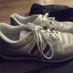 Beige new balance shoes a été signalé sur iLost