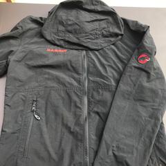 Jacket Black Mammut, amint azt Van Gogh Museum az iLost segítségével jelentette.