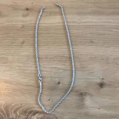 Collier Silver / broken, a été signalé par MEININGER Hotel Köln West utilisant iLost