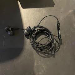 Auscultadores sem fios, como reportado por The Tire Station Hotel utilizando o iLost