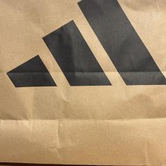 Purchase adidas, segundo informou Designer Outlet Roermond usando iLost