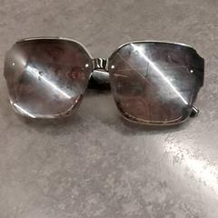 Gafas de sol, segundo informou Rotterdam The Hague Airport usando iLost