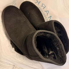 Chaussure, a été signalé par Ramada by Wyndham Amsterdam Airport Schiphol utilisant iLost