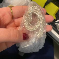 Náhrdelník white with gold, jak nahlášeno Room Mate Bruno pomocí iLost