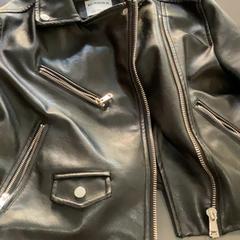 السترة Black, leather، كما تم الإبلاغ عنه بواسطة MEININGER Hotel Berlin "Mitte" Humboldthaus عبر iLost