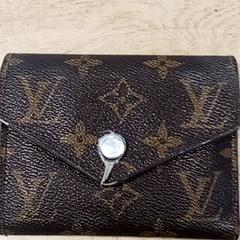 Billetera EZZUBAA, ha sido reportado por Centraal magazijn con iLost