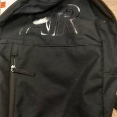 Rugzak met boeken met boeken, segons ha informat Pouw Vervoer mitjançant iLost