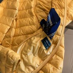 Jas Yellow, zoals gemeld door MEININGER Hotel Munich Olympiapark met iLost