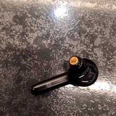 Słuchawki douszne Soundcheck by Anker, zgłoszono przez Rotterdam The Hague Airport przy użyciu iLost