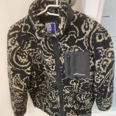 Veste Schwarz-Beige mit Muster, a été signalé par Wilmering Vechta utilisant iLost