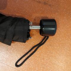 Guarda-chuva dobrável noir, como reportado por TCL utilizando o iLost