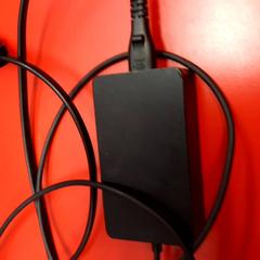 Laptop oplader, zoals gemeld door UvA REC met iLost