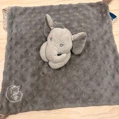 Doudou bébé elephant، كما تم الإبلاغ عنه بواسطة IKEA Liège عبر iLost