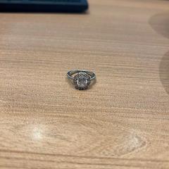 Prsten zilver met diamant, jak nahlášeno Van der Valk Hotel Deventer pomocí iLost