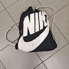 حقيبة رياضية Zwart Nike، كما تم الإبلاغ عنه بواسطة Regio Oost-Vlaanderen عبر iLost