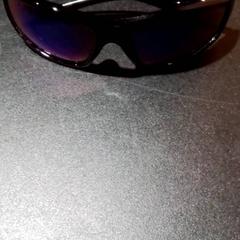 Des lunettes de soleil Zwart, a été signalé par Apenheul utilisant iLost