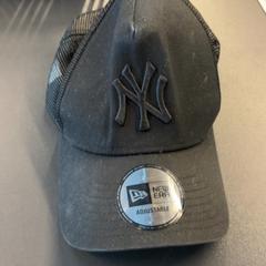 Kšiltovka Zwart New Era, jak nahlášeno Pathé Amsterdam Noord pomocí iLost