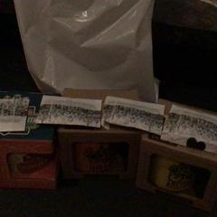 Doboz Thee koppen en souveniertjes, amint azt Van der Valk Hotel Amsterdam Zuidas az iLost segítségével jelentette.