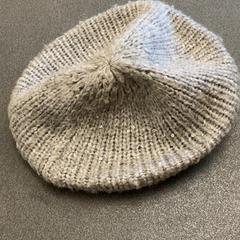 Kšiltovka grau mit Pailletten, jak nahlášeno Schönbrunn "Group Center" pomocí iLost