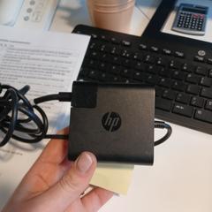 Laptop oplader, como reportado por Cursus en vergadercentrum Domstad utilizando o iLost