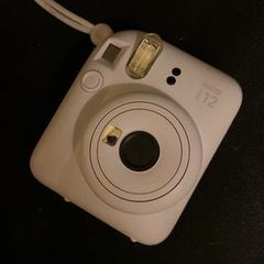 Câmara Instax mini 12 camera, como reportado por KABUL à GoGo / Teatro utilizando o iLost