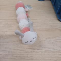 Doudou chenille, a été signalé par IKEA Liège utilisant iLost