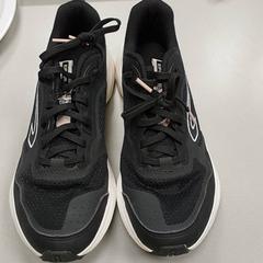 Kleding - Schoenen, amint azt Centraal magazijn az iLost segítségével jelentette.