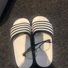 Adidas slippers wit met donker blauw, zoals gemeld door Haven Hotel Rotterdam met iLost