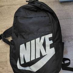 Hátizsák, amint azt EBS OV Poeldijk az iLost segítségével jelentette.