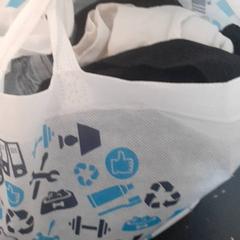 Saco Action tas met kleding, como reportado por Qbuzz servicepunt  Emmen utilizando o iLost