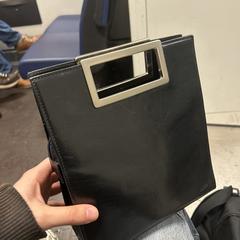 Zwarte vrouwen tas, segons s'ha informat a iLost