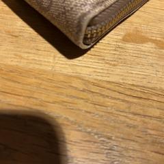 Wallet guess  with cards Piti, iLost를 사용하여 Designer Outlet Roermond에 보고됨