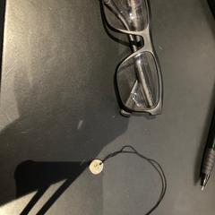 Bril + ketting, segundo informou Van der Valk Hotel Heerlen usando iLost