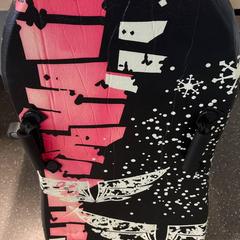 Simbräda Svart med rosa och vita detaljer, amint azt Keolis Landskrona az iLost segítségével jelentette.