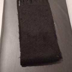 Xaile de color negra con flecos, como reportado por RÍO Shopping - Valladolid utilizando o iLost